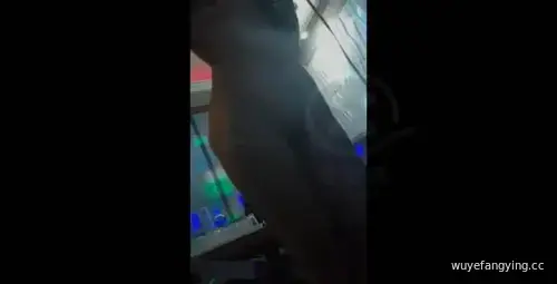 醉酒妹子误入包房展示身材